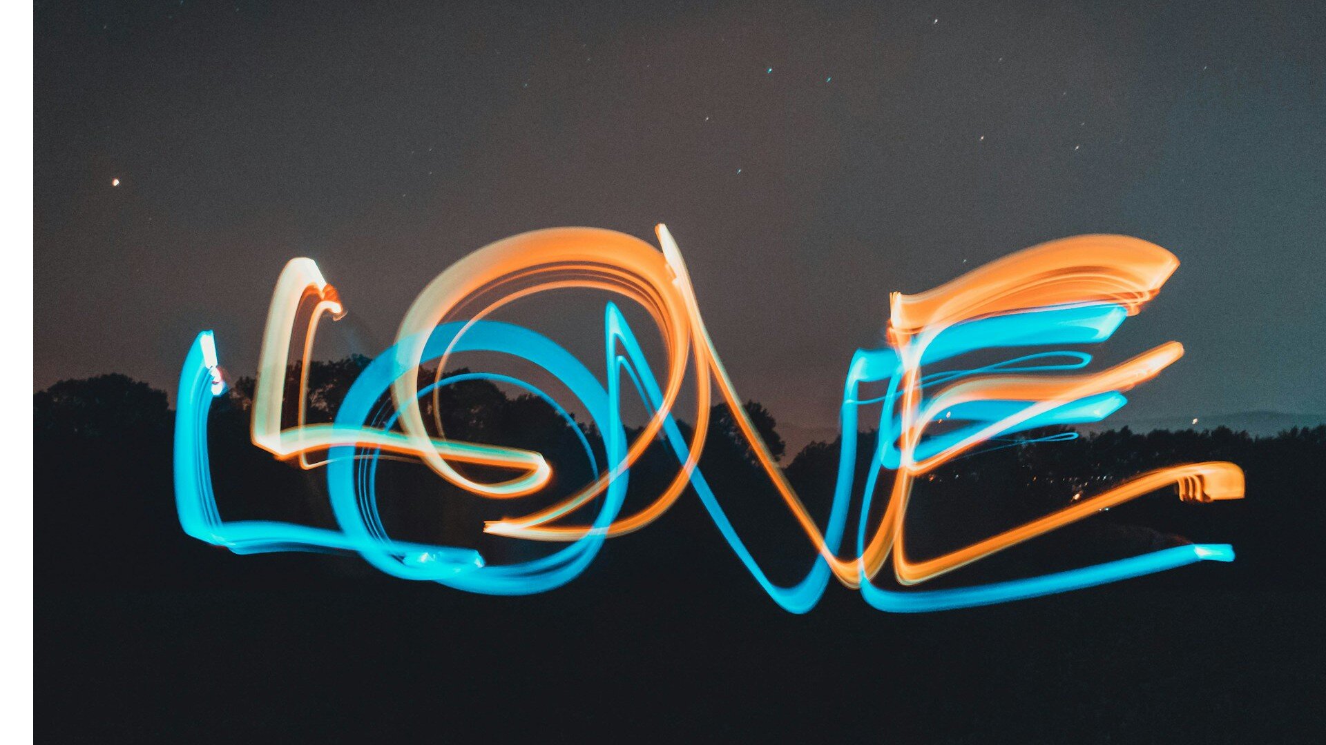 Love in leuchtende Großbuchstaben