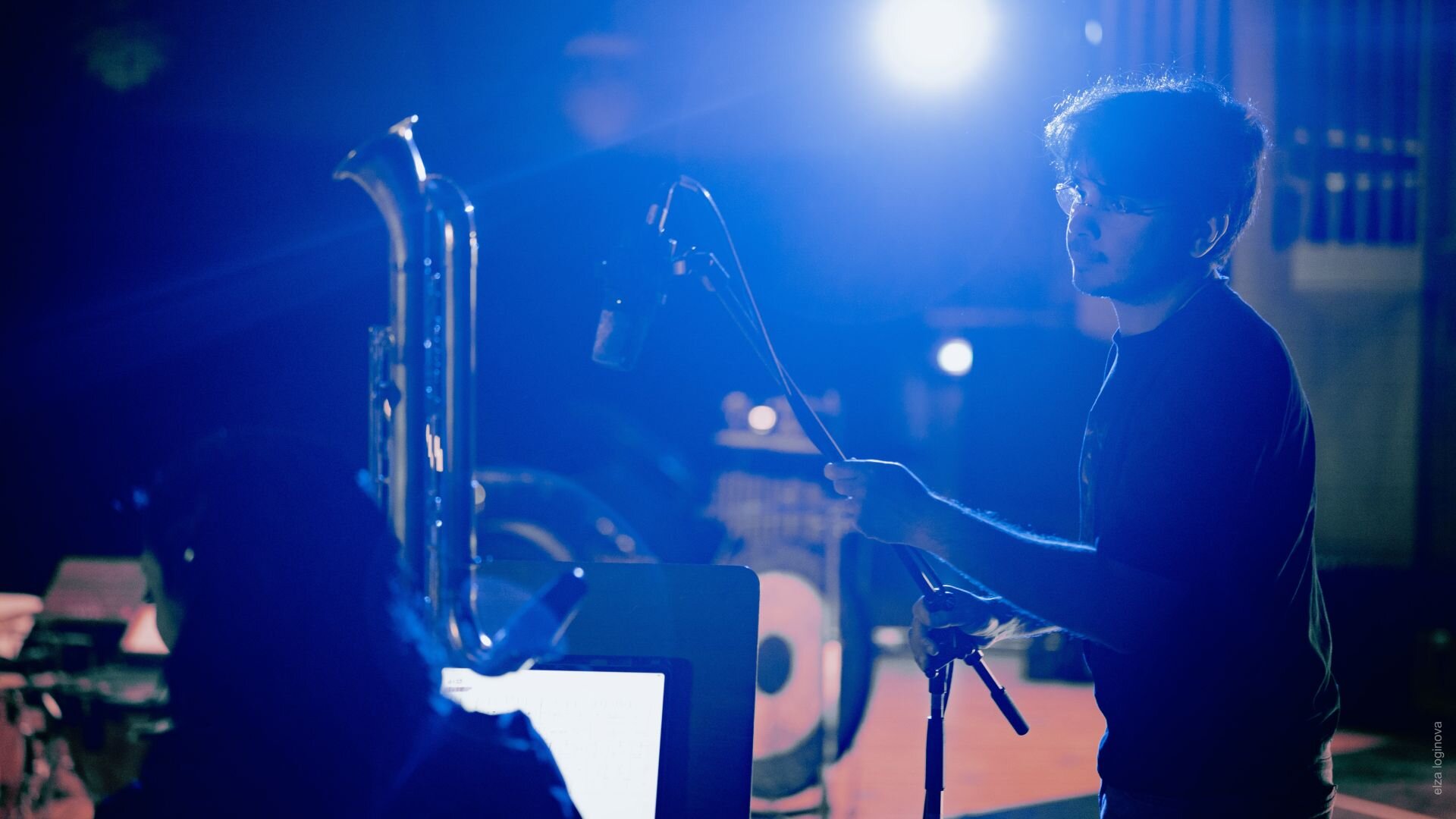 Ein Schlagzeuger auf der Bühne