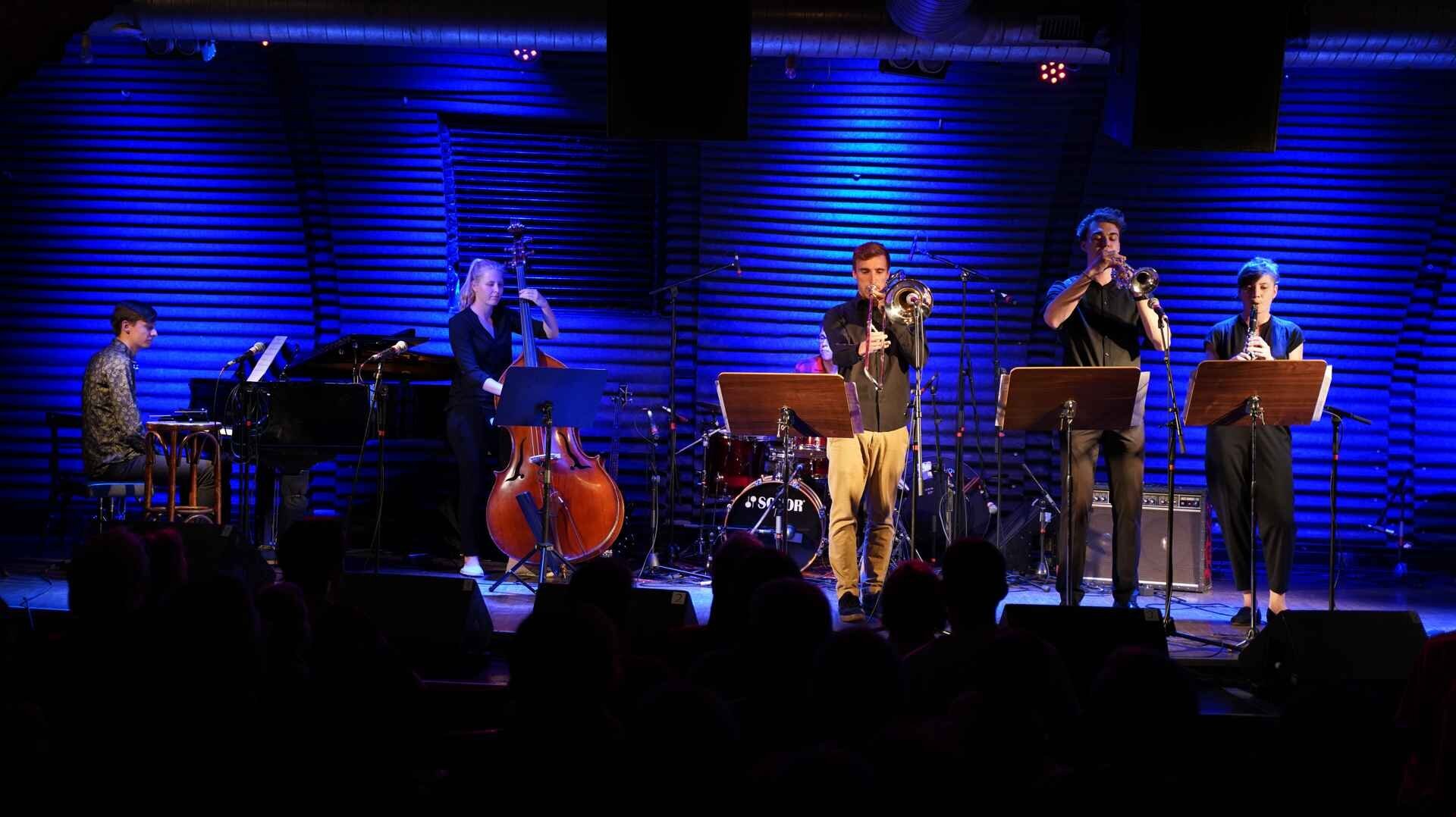 Foto: Ramon Manuel Schneeweiß Auftritt einer Studierenden-Band im Jazzhaus Freiburg