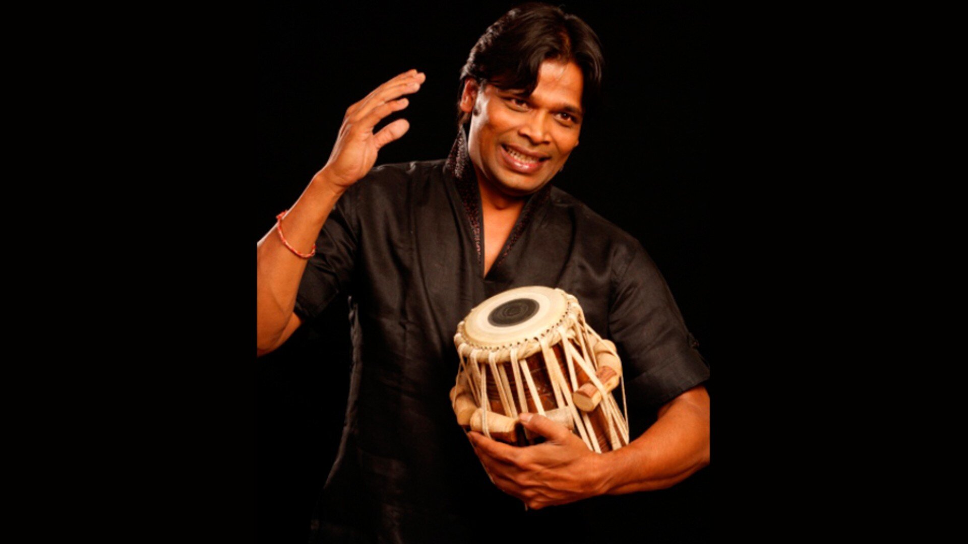 Udai Mazumdar mit einer Tabla