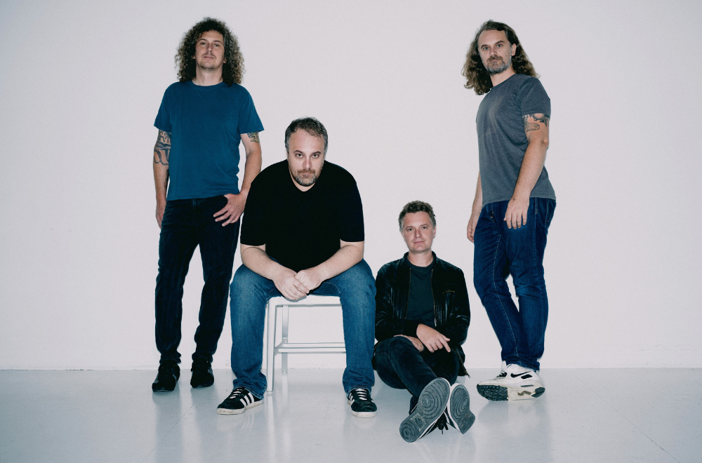 Die Band Madsen vor hellem Hintergrund.
