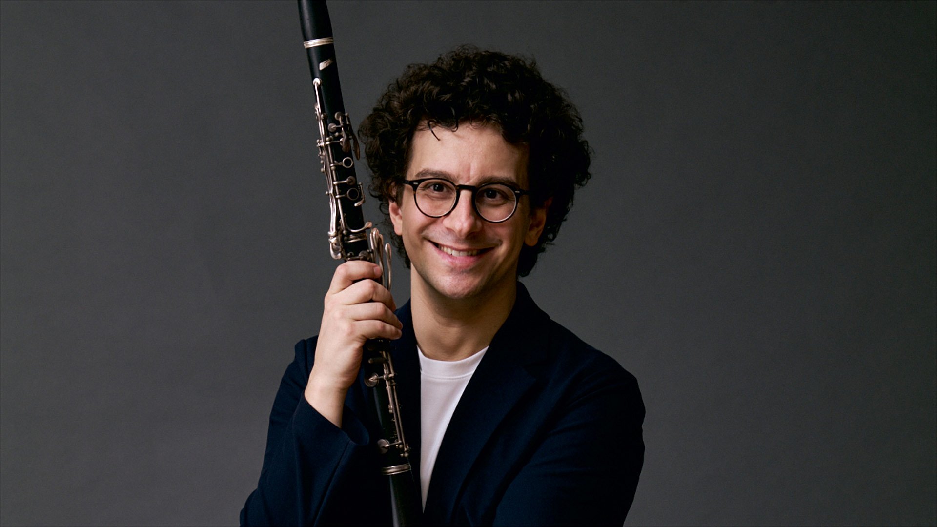 Alessandro Beverari hält eine Klarinette in der Hand