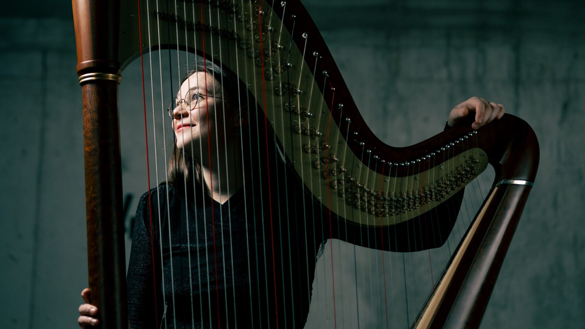 Francesca Pronto hinter einer Harfe