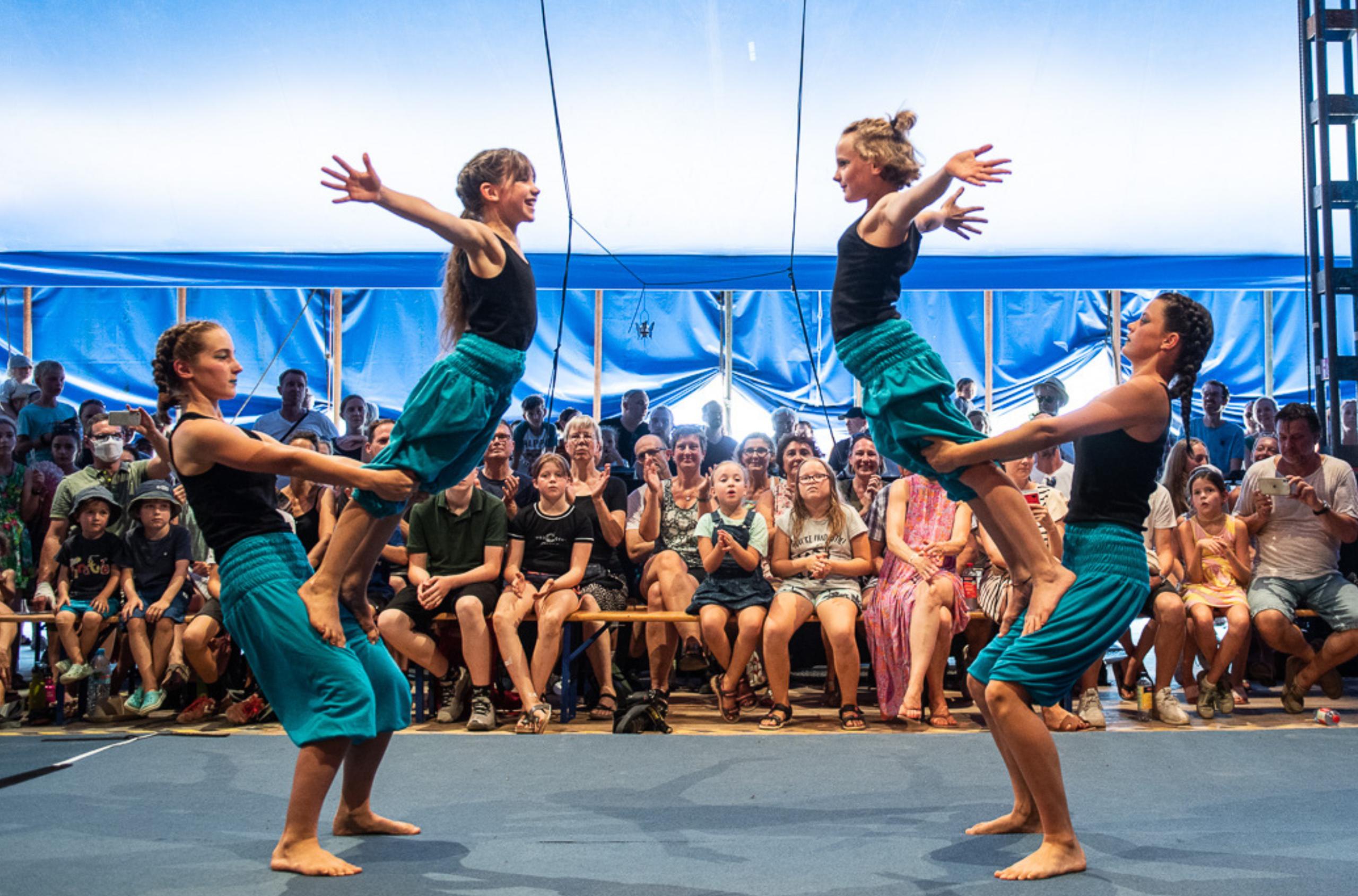 Kinder Zirkus Show des PTSV Jahn auf der ZMF-Bühne.
