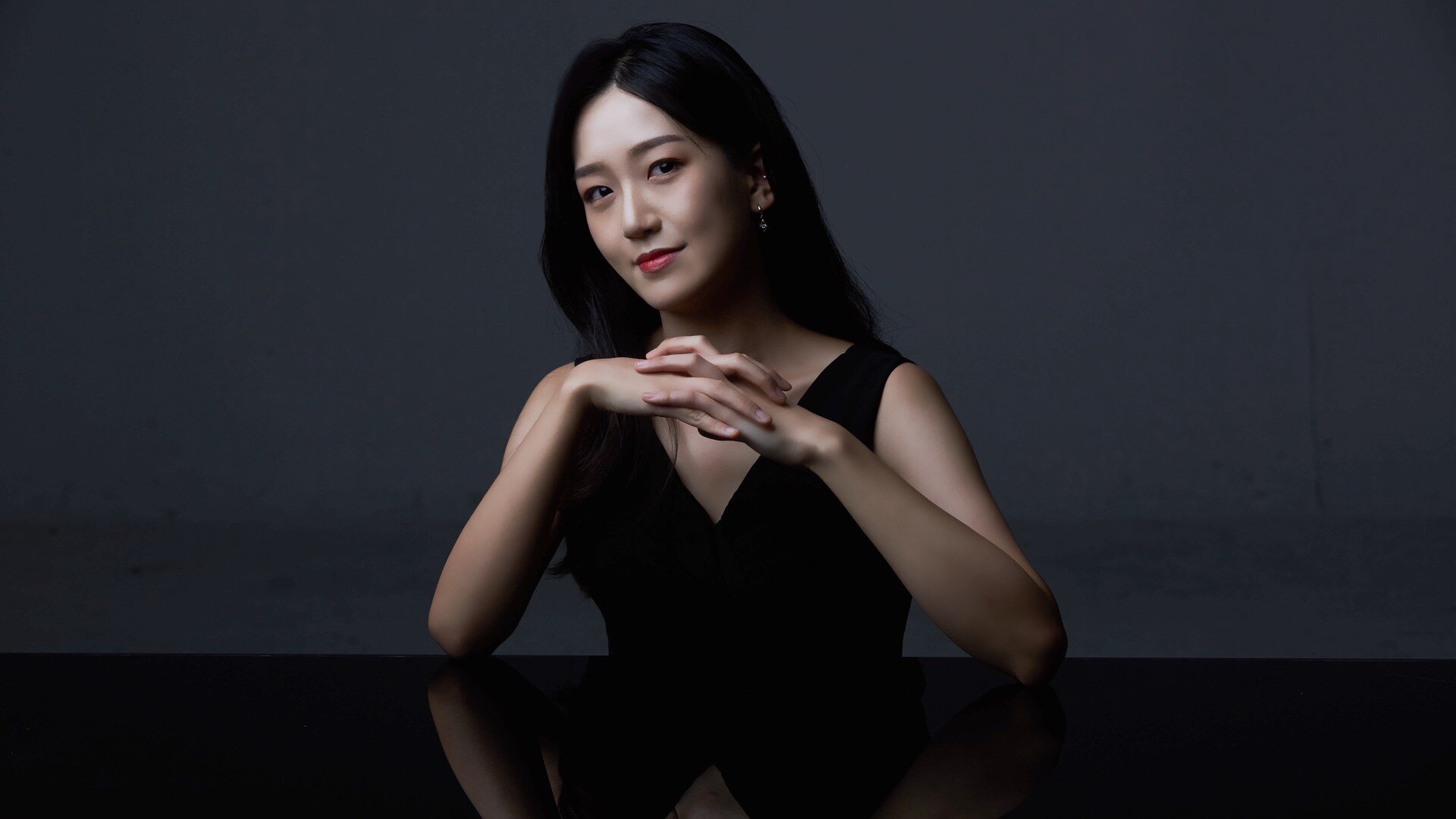 Yunyoung Kim mit verschränkten Fingern