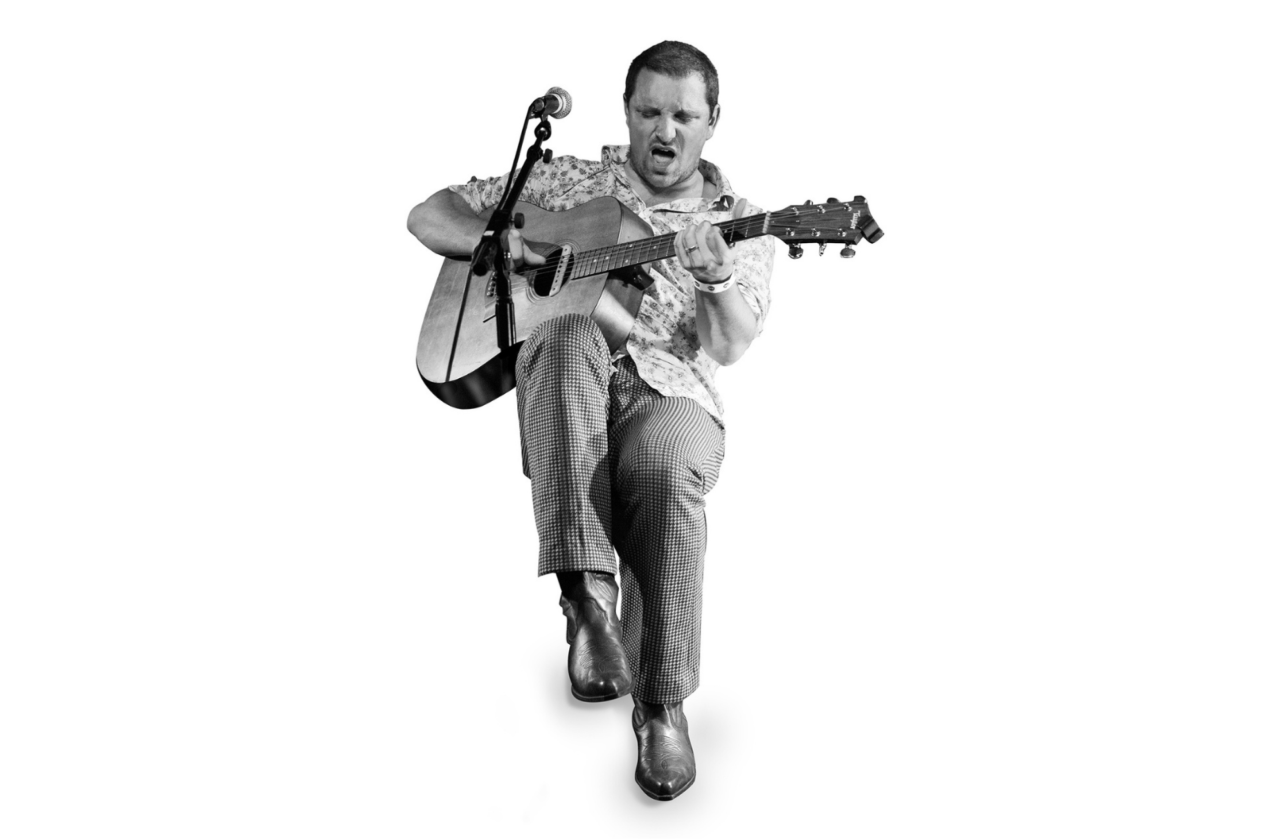 Schwarz-Weiß Portrait des Künstlers Matt Woosey vor einem weißen Hintergrund.