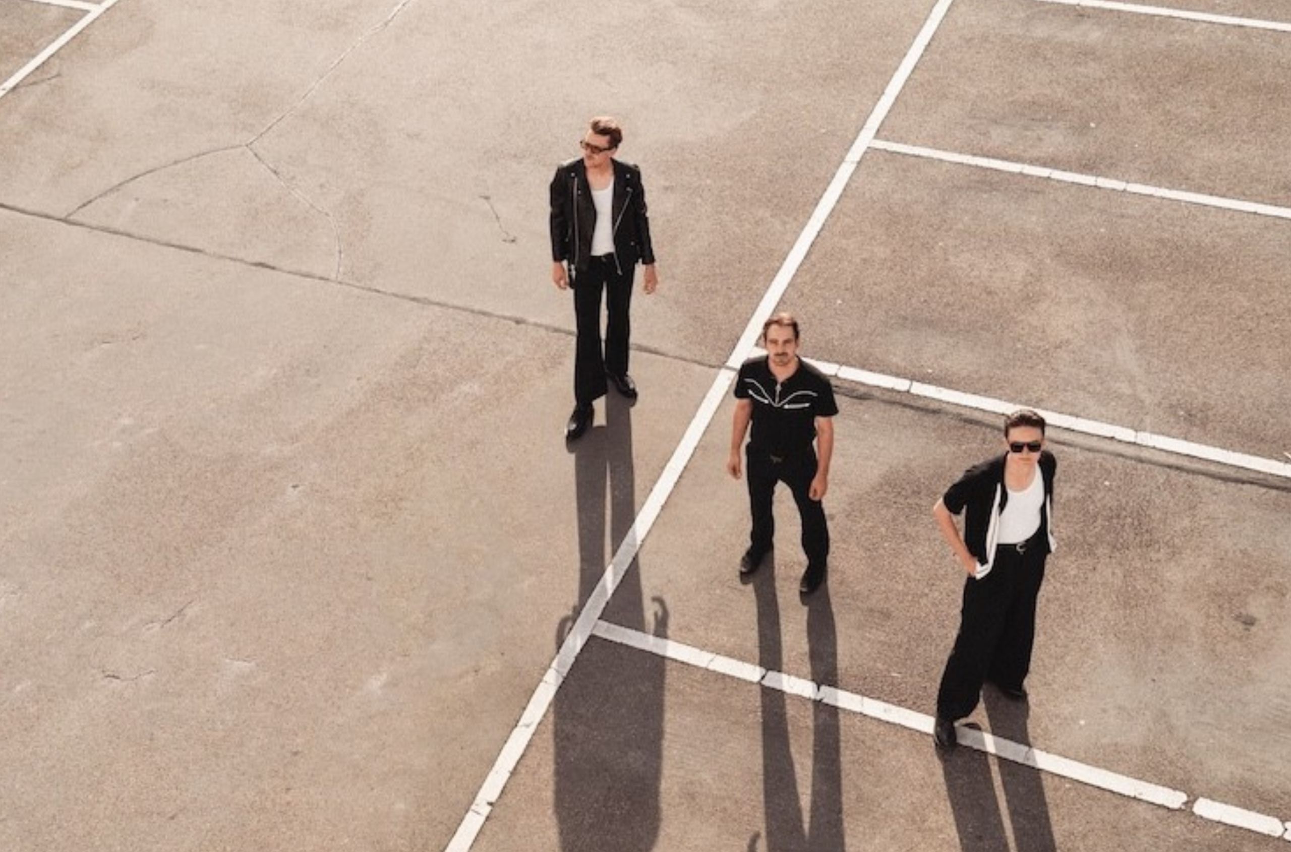 Bandportrait The Last Bash auf einem leeren Parkplatz.