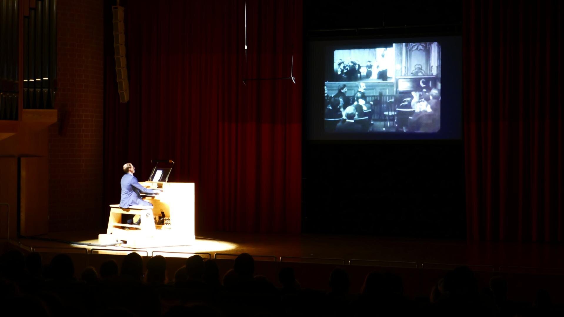 Dunkler Konzertsaal, helle Leinwand: Orgelkino an der Hochschule