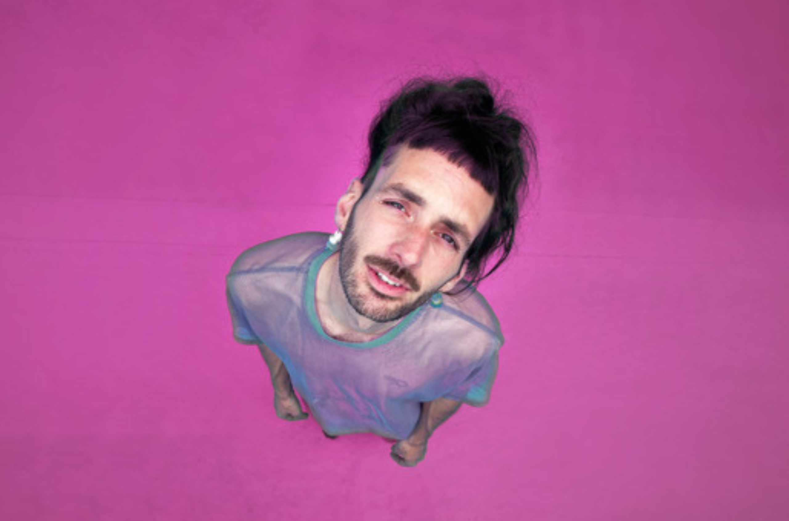 Künstler FLRRN vor einer pinken Wand.