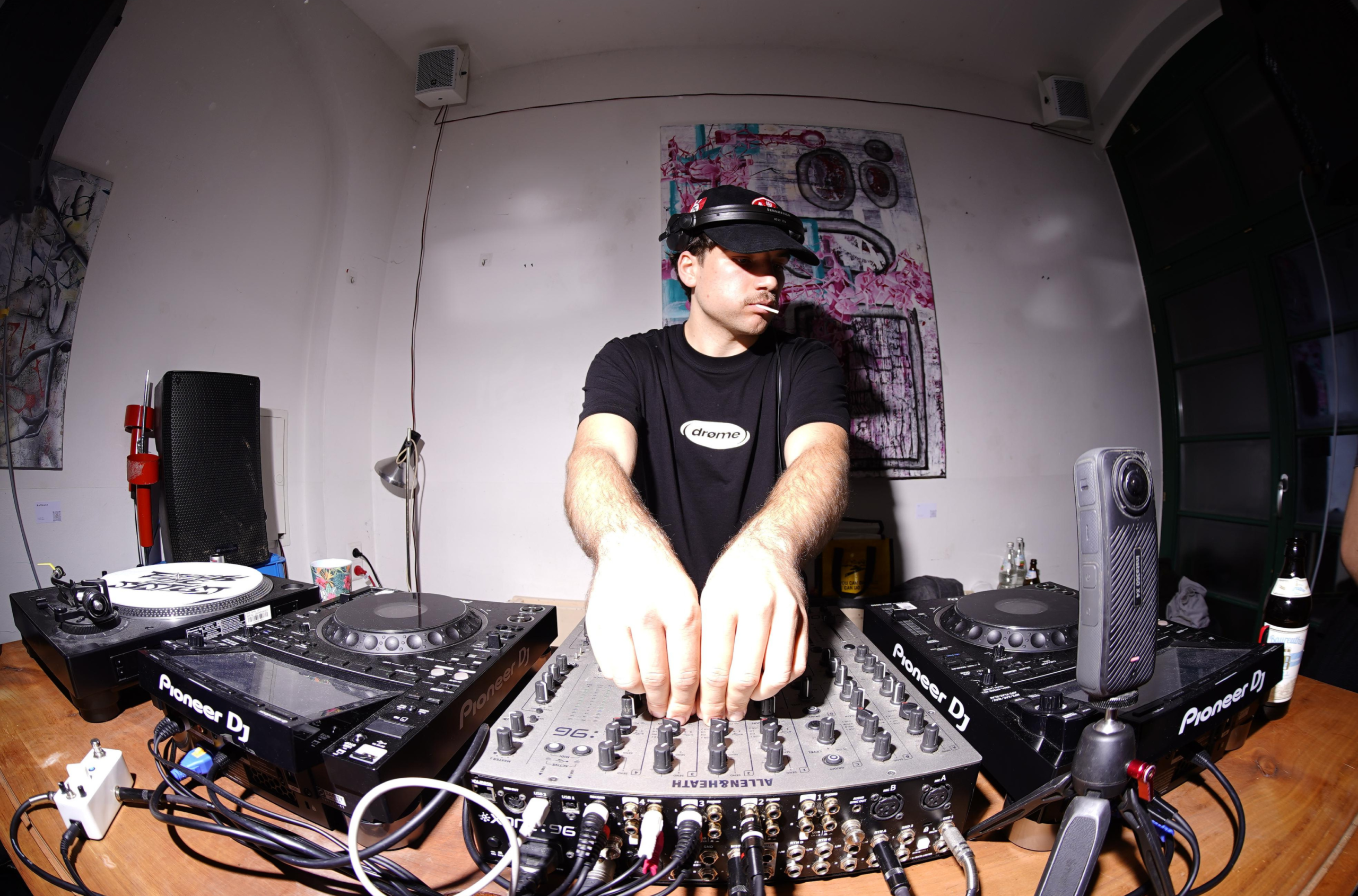Fish-Eye Portrait von DJ Chaos während einem Set.