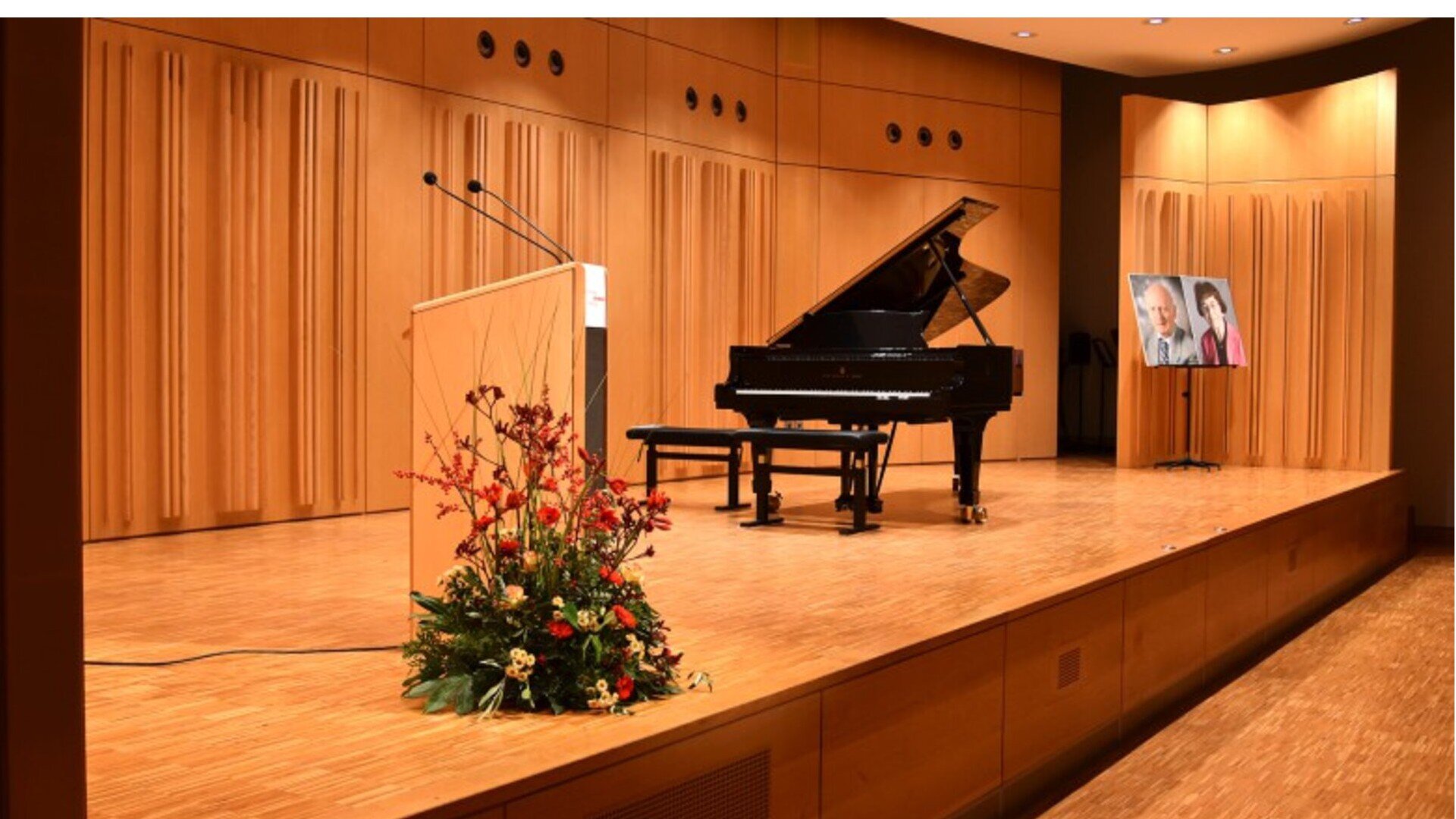 Foto: Christoph Sischka Kammermusiksaal mit Rednerpult, Flügel und den Fotos von Anna und Ernst Seidel