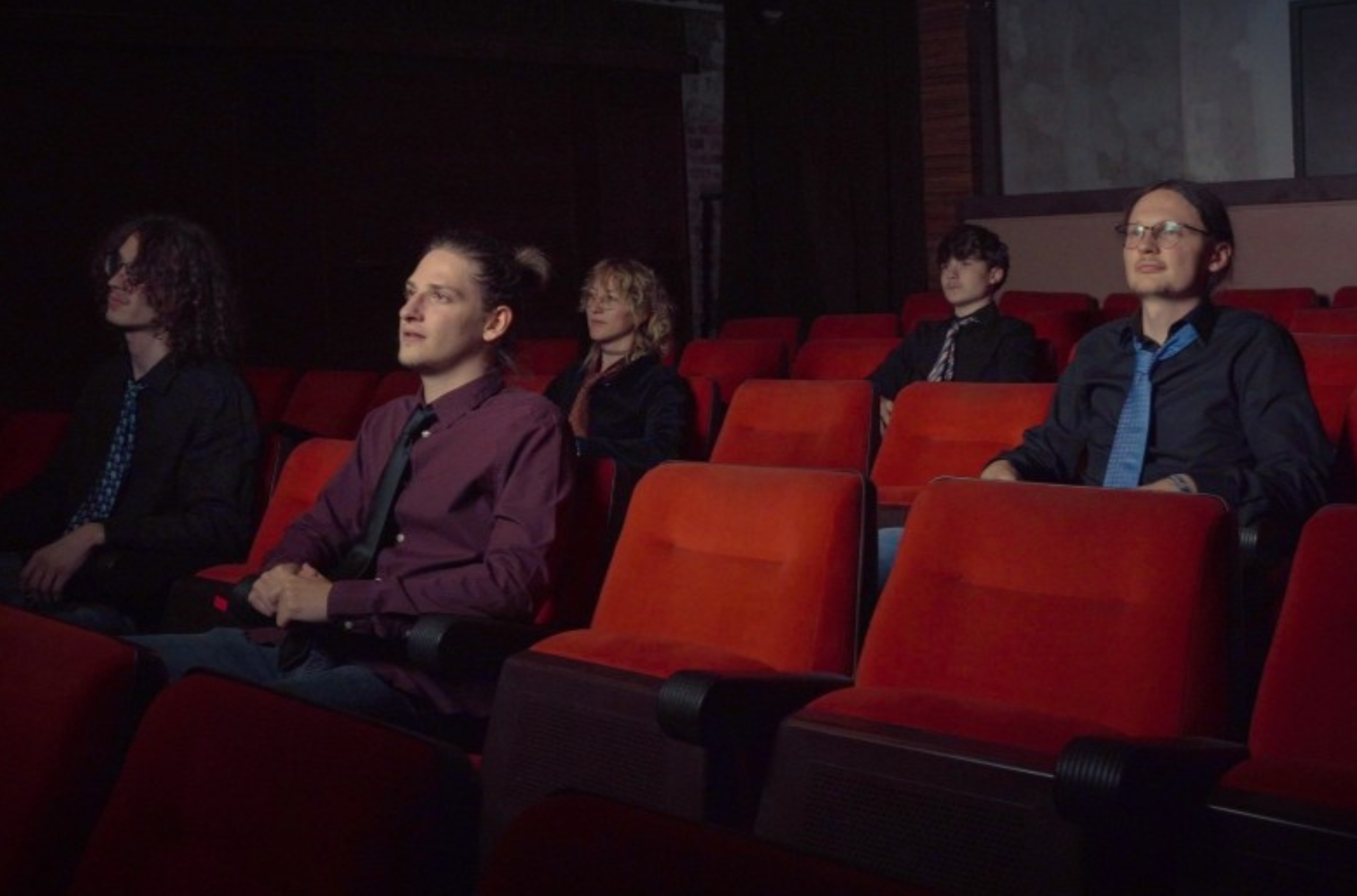 Band Paradiesplatz sitzt in einem Kino.