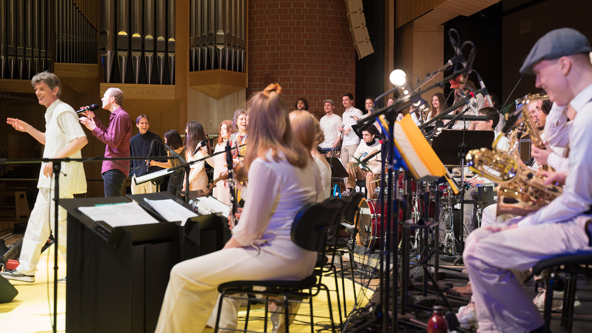 Big Band und Chor auf der Bühne