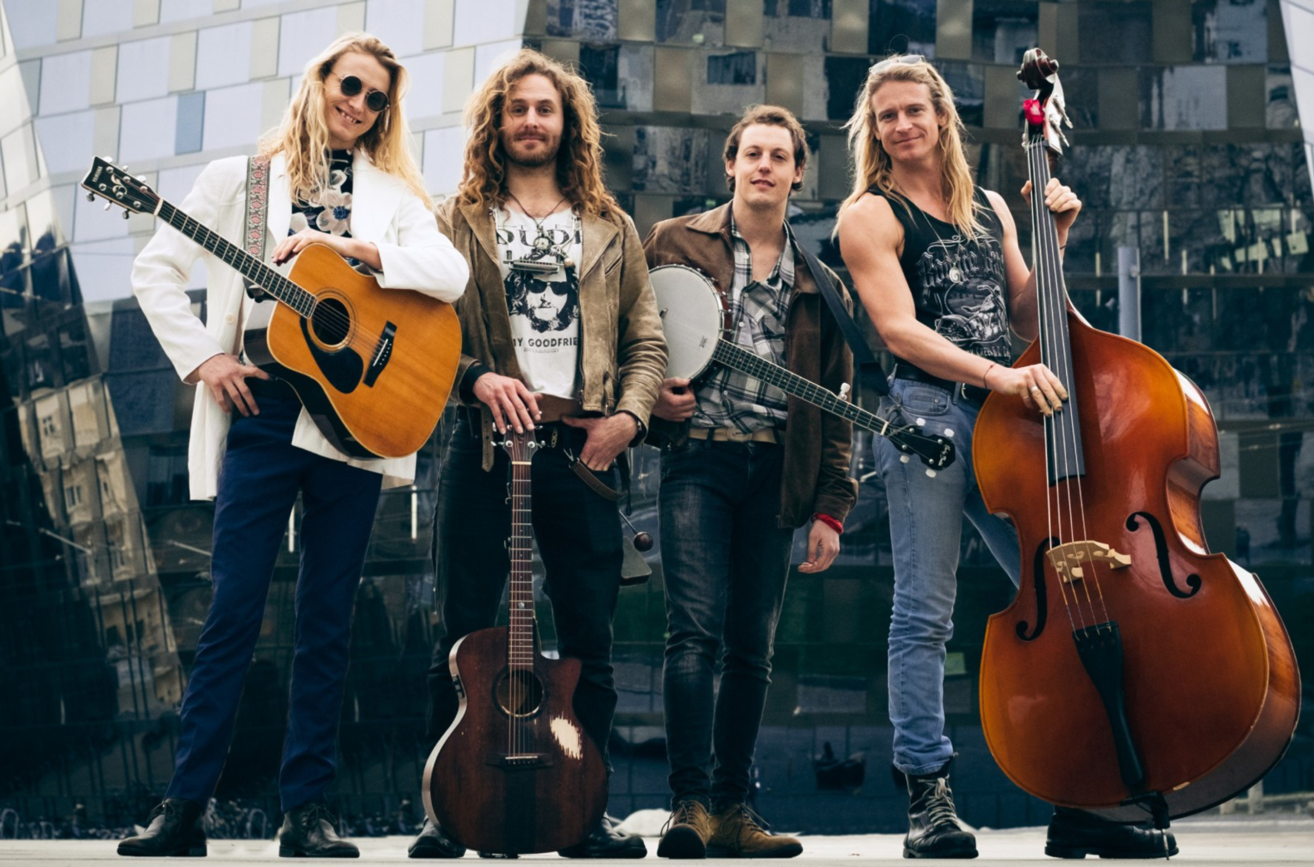 Bandportrait The Continental Freedom Brothers mit Instrumenten in der Freiburger Innenstadt.