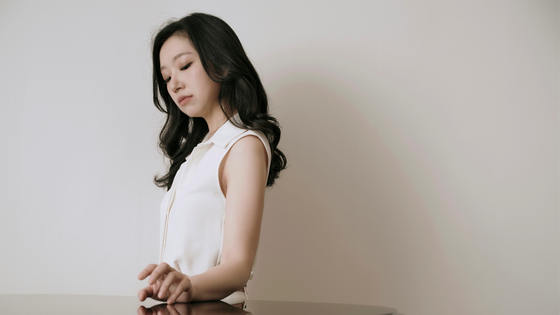 Foto: Shin-Joong Kim Su Yeon Kim schaut auf dem Deckel eines Flügels