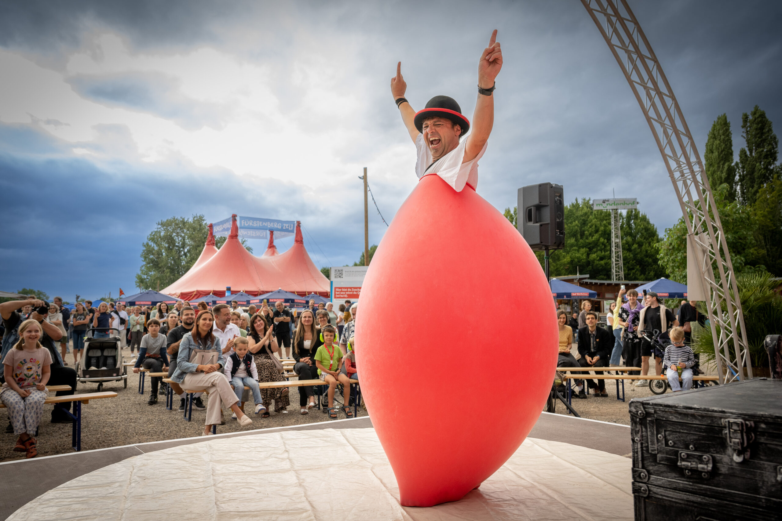 The Great Wolynski steht in einem roten Ballon.