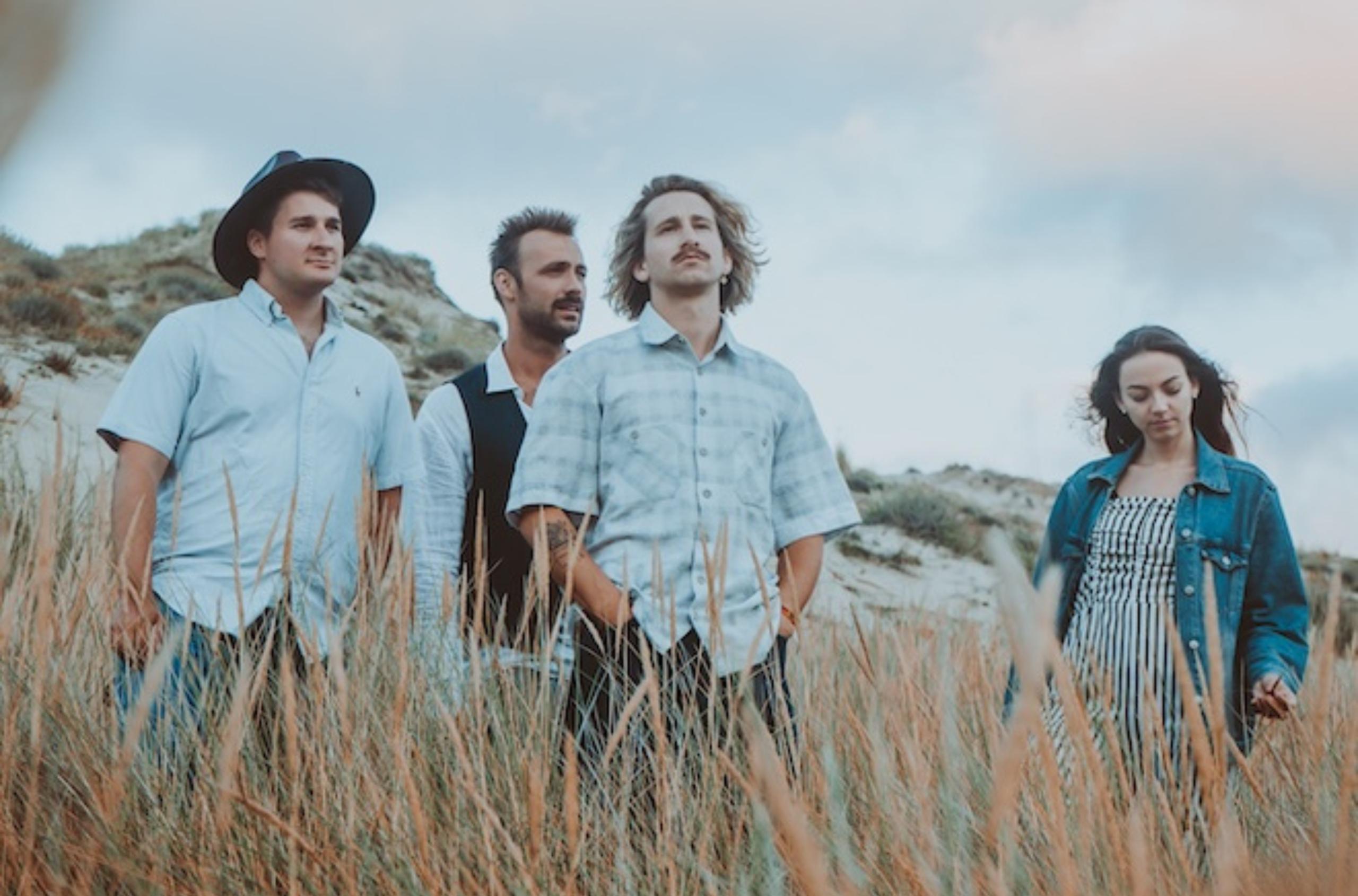 Die Band New Spoons im hohen Gras.