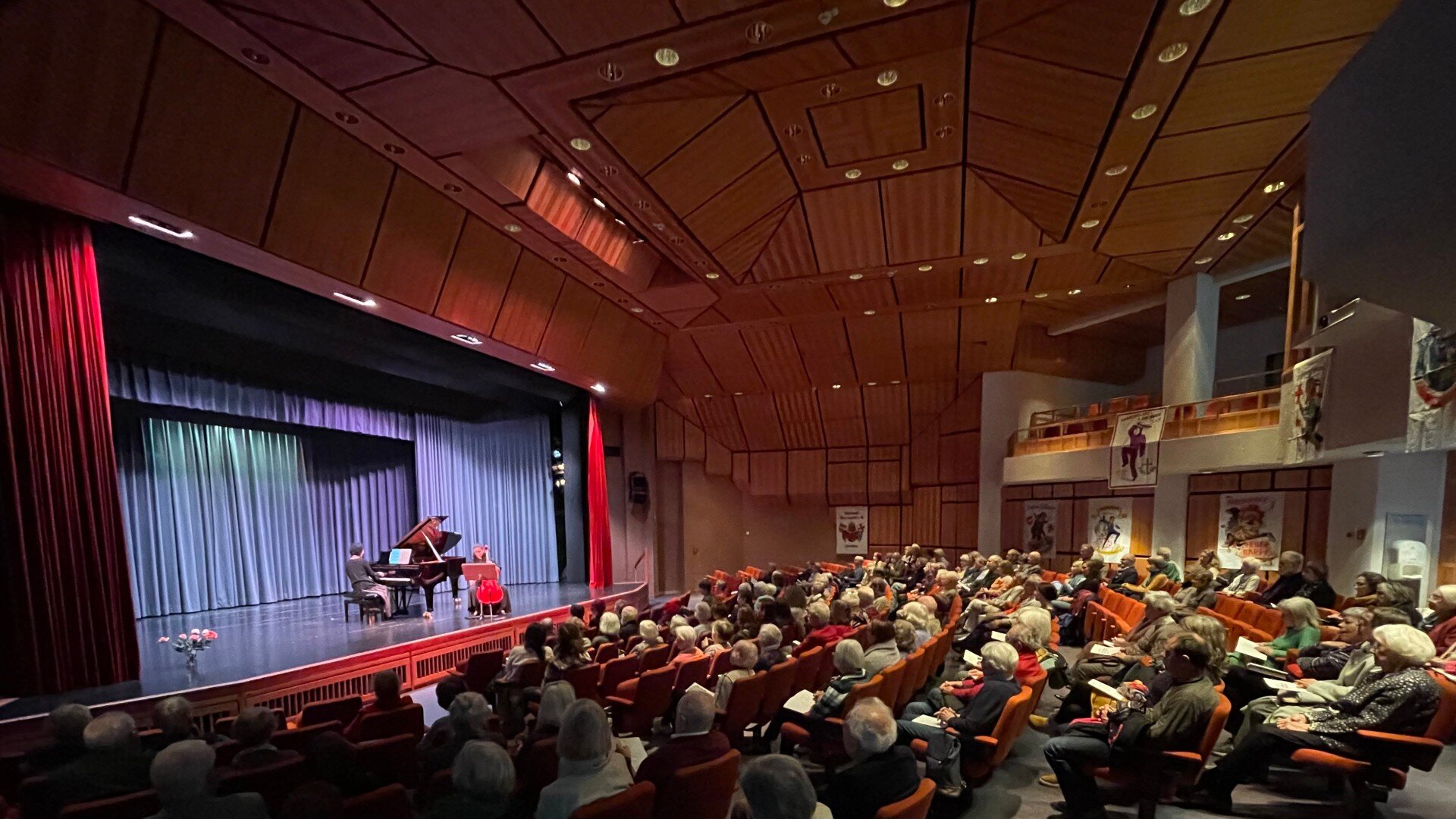 Bühne im Augustinum mit Publikum