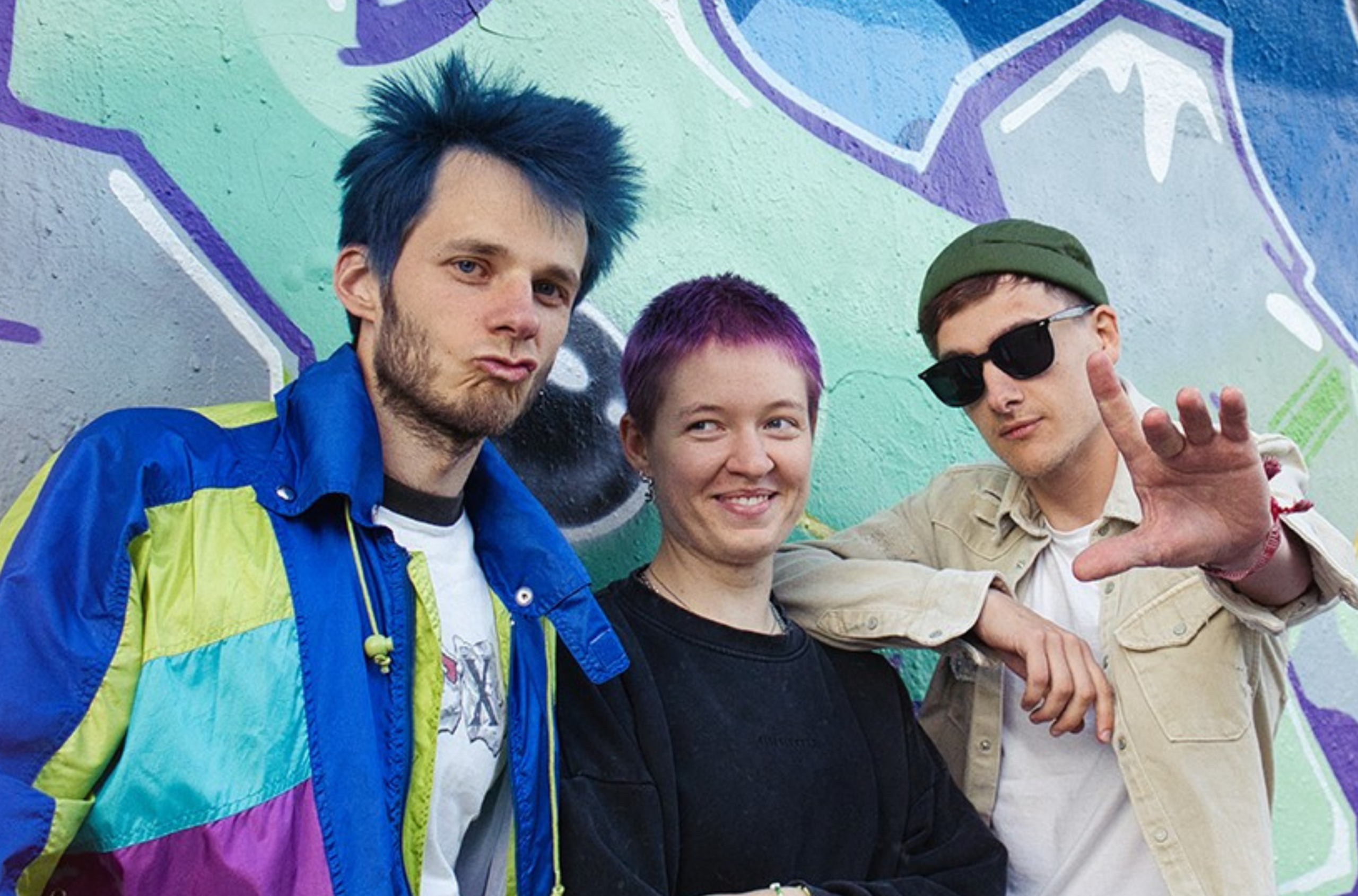 Bandportrait Keine Clowns vor einer Grafitti-Wand.