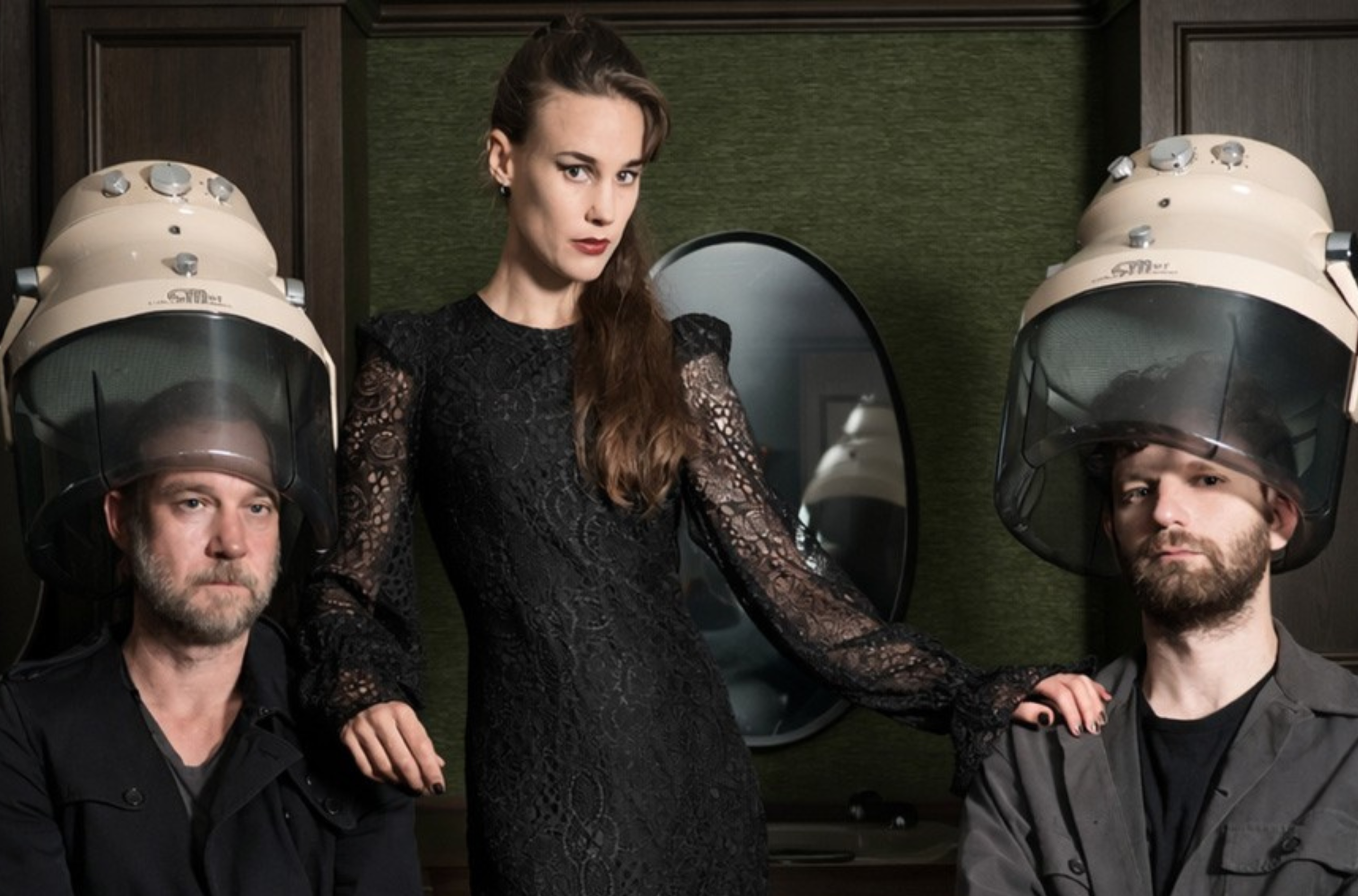 Band Cold Cause mit zwei Haartrocknern.