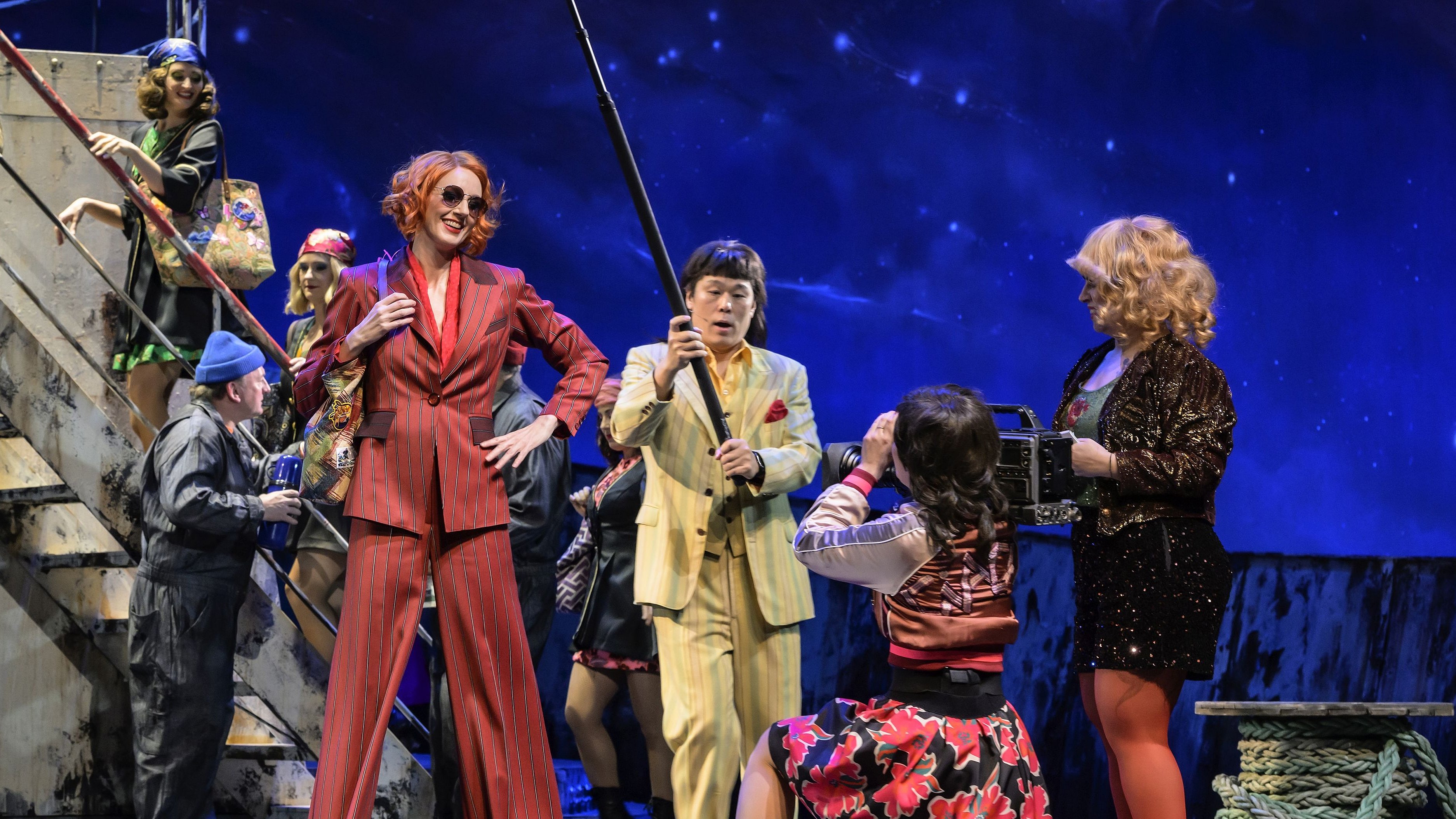 Kostümierte Personen auf einer Bühne