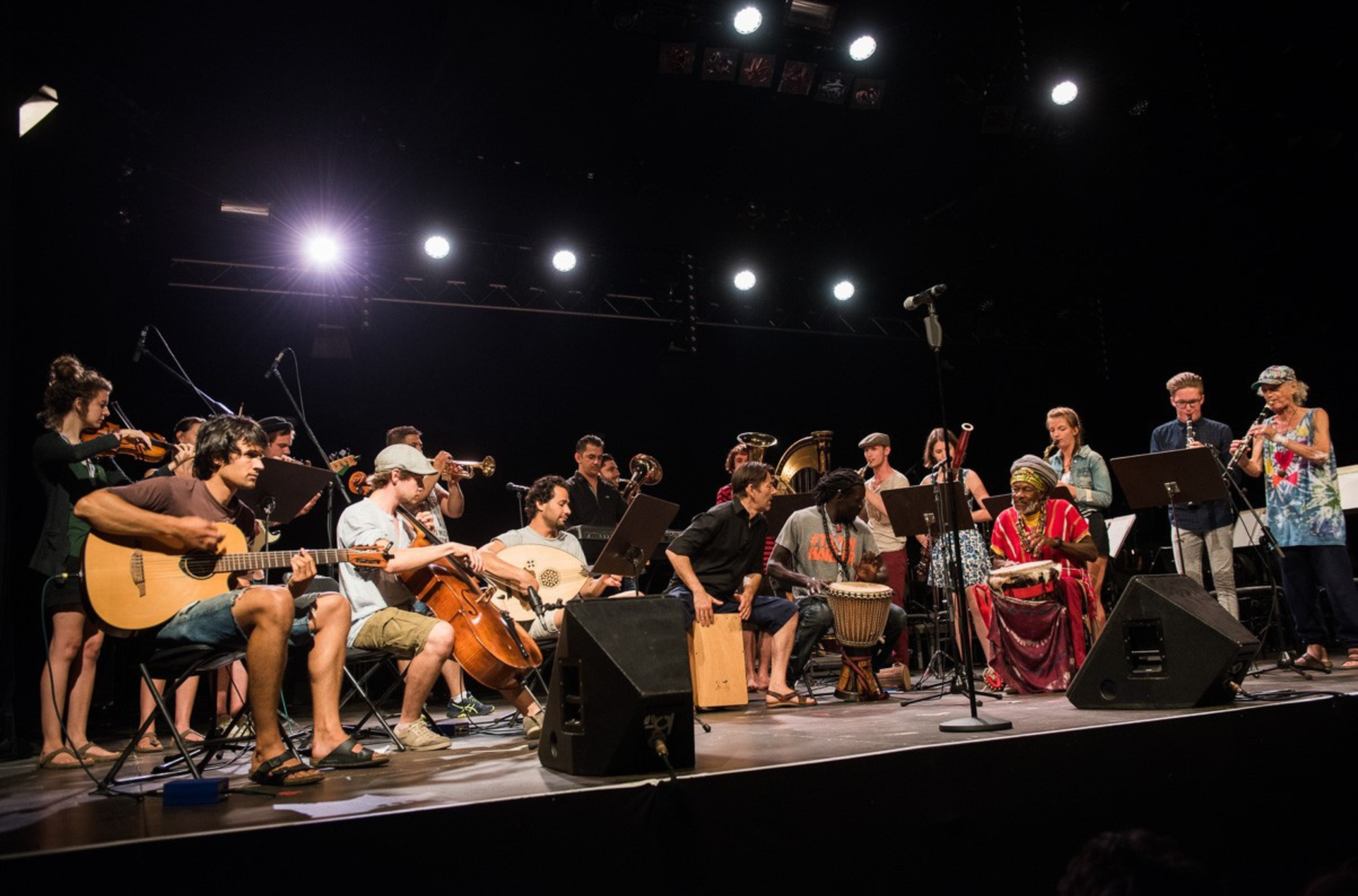 Foto des Heim und Flucht Orchesters auf einer Bühne.