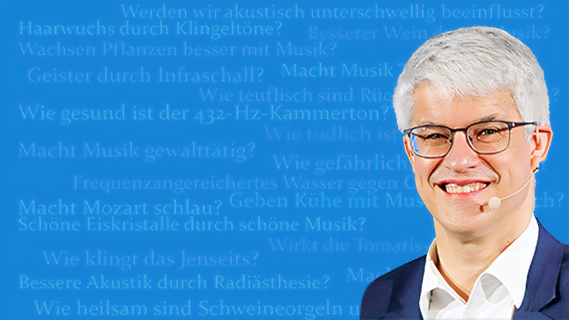 Portraitfoto von Christoph Reuter vor blauem Hintergrund.