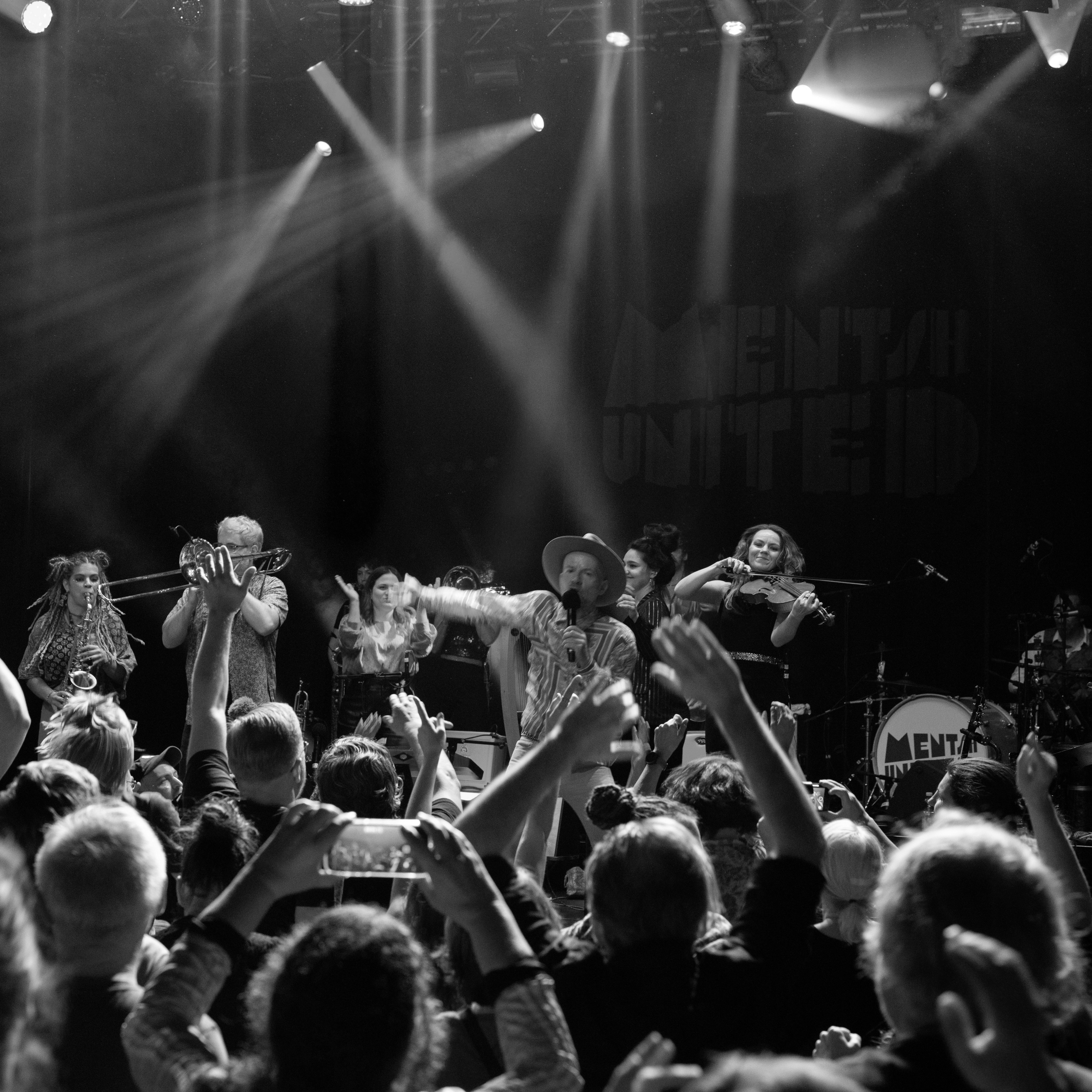 Bild für MENTSH UNITED feat. SHANTEL (keine Textalternative gegeben)