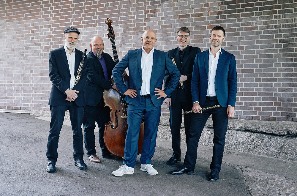 Die Band Kolsimcha steht vor einer Backsteinmauer