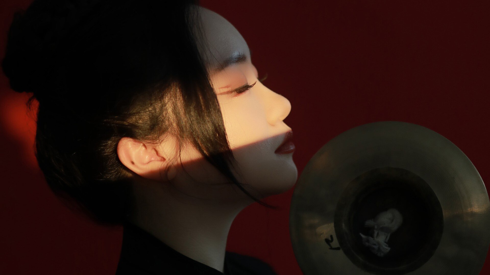 Jieru Ma mit geschlossenen Augen