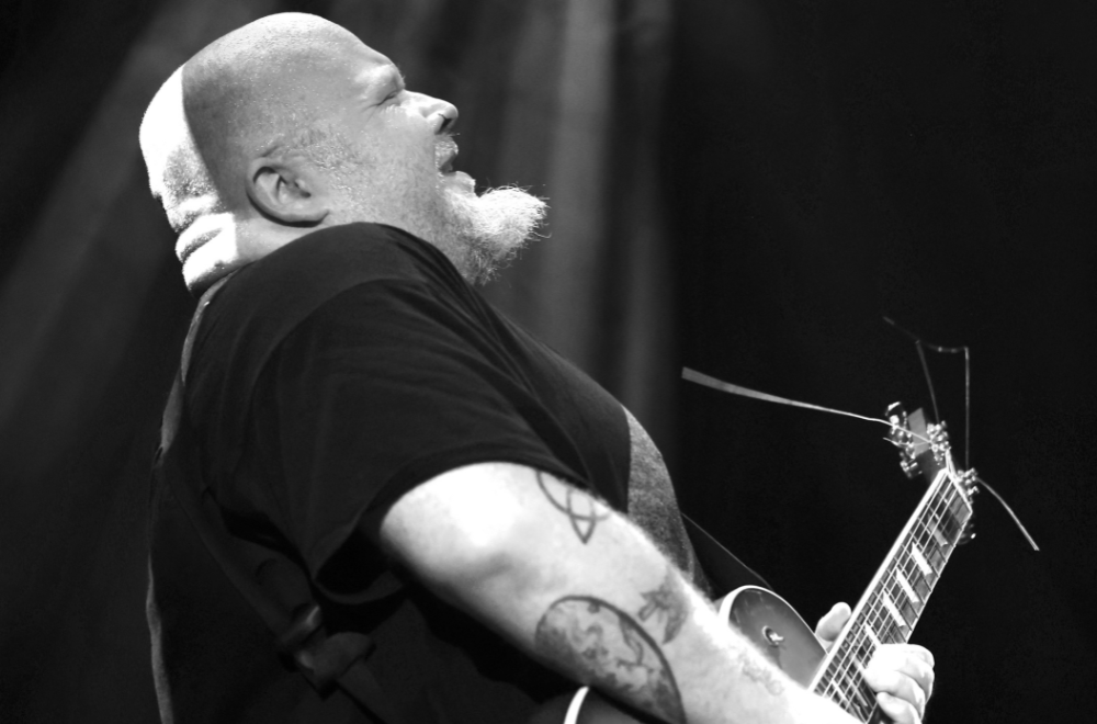 Andreas Kümmert spielt Gitarre