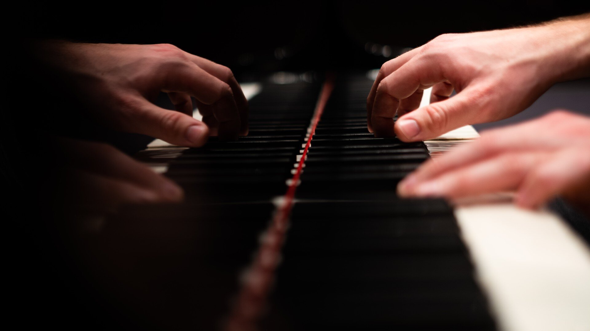 Hände auf Klaviertasten