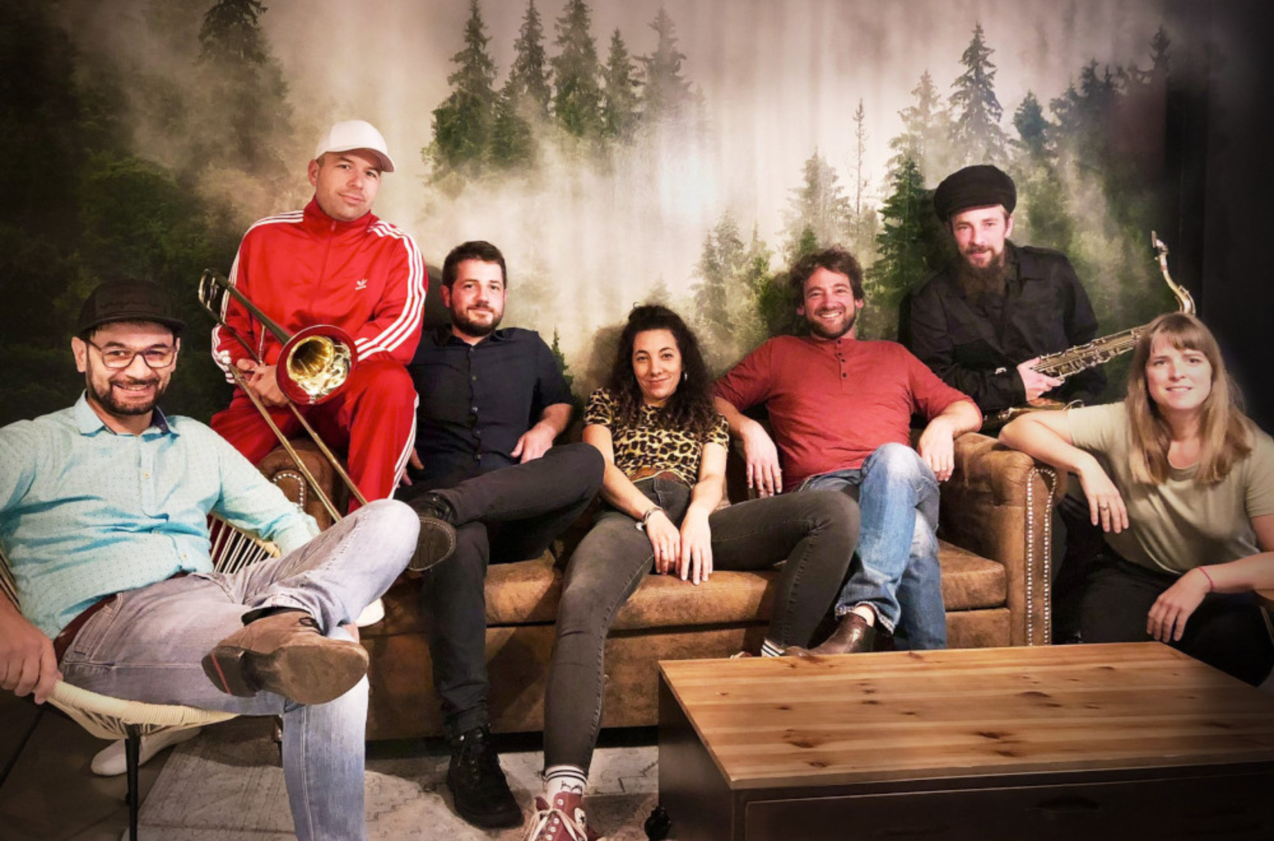 Bandportrait The Uplifters & Block Ice Horn Section auf einem Sofa.
