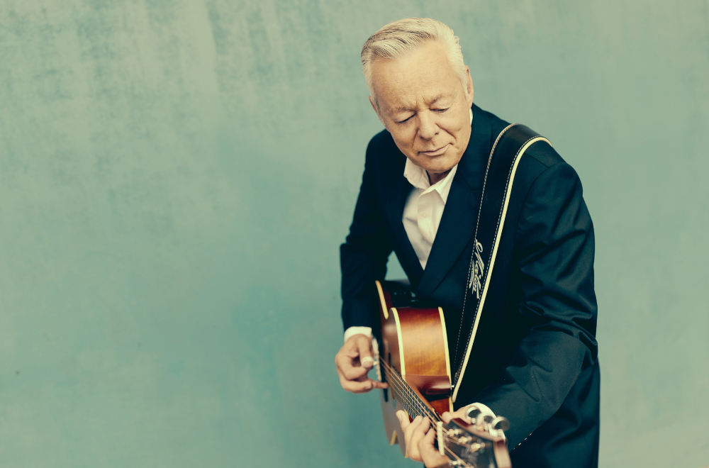 Tommy Emmanuel spielt Gitarre