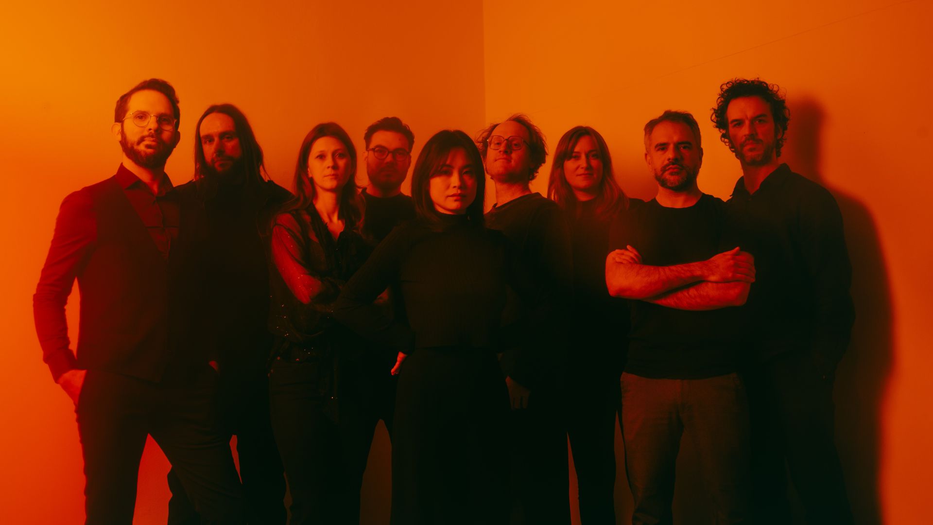 Kommas Ensemble in Schwarz-Rot